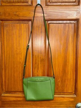 Kate Spade New York Green Pebbled Crossbody Bag Adjustable Strap Inner Pockets